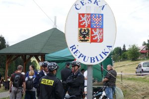 Policjanci przy tablicy granicznej czeskiej ropubliki