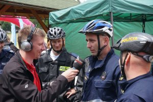 Słowacki policjant udziela wywiadu dziennikarzowi Radia Katowice
