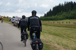 Czescy policjanci jadą po drodze na rowerach