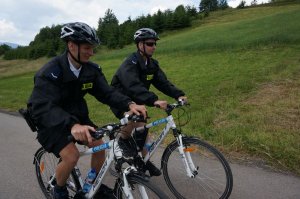Polscy policjanci jadą drogą na rowerach