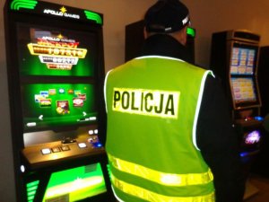 policjanci podczas czynności służbowych w salonie gier zręcznościowych