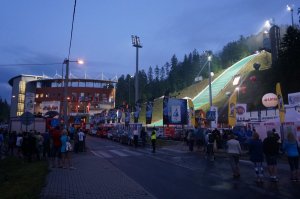 policjanci zabezpieczają turniej skoków narciarskich w Wiśle