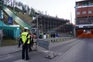 policjanci zabezpieczają turniej skoków narciarskich w Wiśle