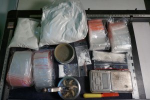 policjanci zabezpieczyli dopalacze i urządzenia do porcjowania narkotyków