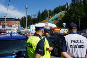 Policjanci zabezpieczają zawody pucharu świata w skokach narciarskich