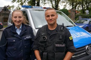 Policjantka z Niemiec wraz z polskim policjantem na tle radiowozu
