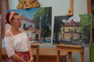 autorka obrazu Aleksanda Tęgowska prezentuje obraz