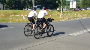 policjanci z rowerami patrolują