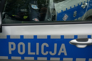 zdjęcie drzwi samochodu z napisem policja