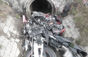 zniszczony motocykl po wypadku drogowym w rowie ze zbliżenia