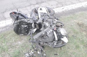 zniszczony motocykl po wypadku drogowym wyciągnięty z rowu