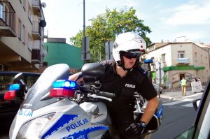 policjant na motocyklu służbowym podczas wykonywania zadań na drodze