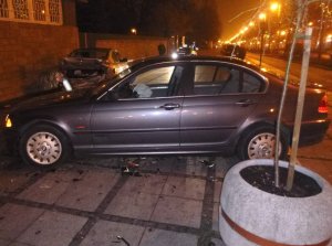 samochód marki BMW, który uderzył w prawidłowo zaparkowany pojazd marki Mazda przy Al. NMP