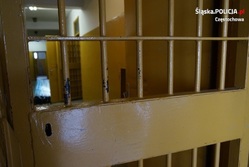 Kraty w drzwiach policyjnej celi