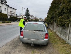 Policjant kontroluje pojazd na drodze