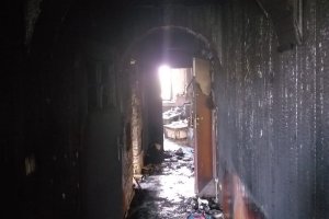 Spalony w wyniku pożaru przedpokój w mieszkaniu