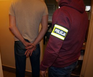 alt=&quot;Fotografia kolorowa ilustrującego po prawej stronie policjanta z Wydziału Kryminalnego jastrzębskiej komendy oraz zatrzymanego posiadacza narkotyków.