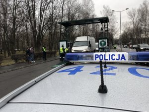 policjanci współpracują z ITD w trakcie kontroli pojazdów w Jaworznie.