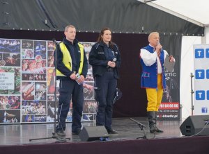Na zdjęciu policjanci z KPP Lubliniec w czasie imprezy Dni Seniora w Koszęcinie w trakcie prelekcji.