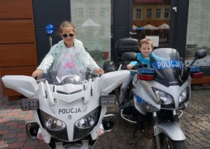 Na zdjęciu dwójka dzieci na policyjnych motocyklach.