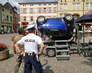 Na zdjęciu policjanci w trakcie imprezy profilaktycznej na lublinieckim rynku.