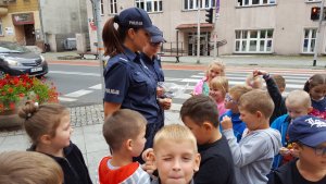Policjantki uczą dzieci, jak bezpiecznie zachować się na drodze i w jej otoczeniu.