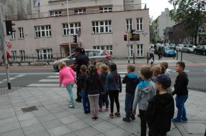 Policjantki uczą dzieci, jak bezpiecznie zachować się na drodze i w jej otoczeniu.