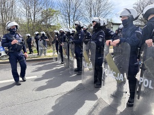 zdjęcie kolorowe: policjanci oddziału prewencji oczekujący na przyjazd kibiców