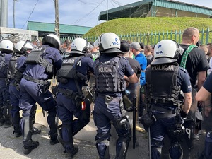zdjęcie kolorowe: policjanci oddziału prewencji nadzorujący wejście kibiców na stadion