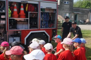 na zdjęciu widać grupę dzieci oglądającą wyposażenie wozu strażackiego