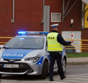 Policjant drogówki kieruje ruchem w centrum Mikołowa - zabezpieczenie Rajdu Śląska