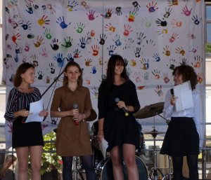 Uczennice wykonujące piosenkę na mikołowskim rynku