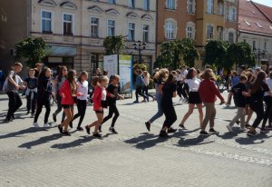 Młodzież zebrana na mikołowskim rynku w trakcie tańca