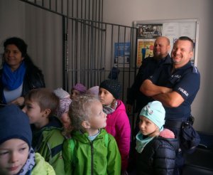 Na fotografii widać uczniów SP nr 3 w Orzeszu w trakcie wizyty w Komisariacie Policji w Orzeszu w dniu 10.10. 2019 r. - Dni Otwarte jednostki policji.