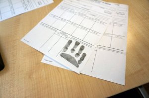 Na zdjęciu: kartka papieru z odciskami dłoni dziecka