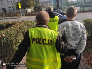 Na zdjęciu: policjanci z Komisariatu Policji w Łaziskach Górnych w trakcie czynności z zatrzymanym 19-latkiem z Mikołowa