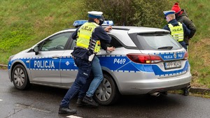 zdjęcie przedstawia policjantów w trakcie obezwładniania agresywnych napastników
