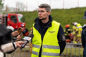 zdjęcie przedstawia Oficera Prasowego Komendy Miejskiej Policji w Mysłowicach udzielającego wywiadu