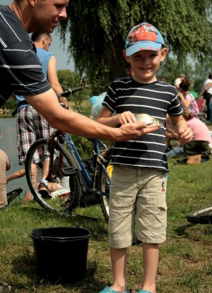 Złowiona ryba w rękach dziecka