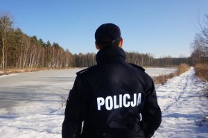 Policjanci kontrolują dzikie lodowiska