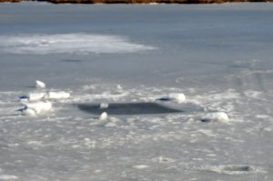 Ślady przebywania osób na lodzie