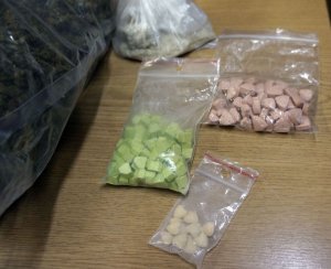Zdjęcia zabezpieczonych narkotyków oraz osób zatrzymanych