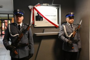 Warta honorowa przy tablicy zamordowanego policjanta Wiktora Szwagla