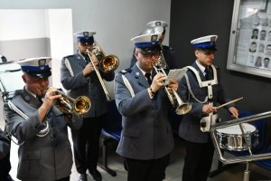 Orkiestra Komendy Wojewódzkiej Policji w Katowicach odgrywa pieśń