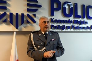Komendant Miejski Policji w Piekarach Śląskich nadkom. Robert Klimek podczas przemówienia
