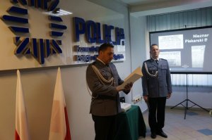 Pierwszy Zastępca Komendanta Miejskiego Policji w Piekarach Śląskich podczas odczytania aktu odsłonięcia tablicy pamiątkowej