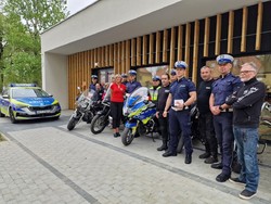 Na zdjęciu policjanci uczestniczący w akcji honorowego krwiodawstwa oraz członkowie Pszczyńskiej Grupy Motocyklowej.