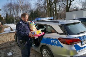 Dzielnicowy z Kuźni Raciborskiej zorganizował zbiórkę artykułów dla kobiet poszkodowanych w pożarze