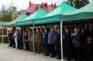 Przedstawiciele służb mundurowych podczas uroczystej akademii na placu apelowym Straży Granicznej w Raciborzu