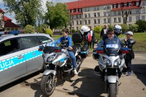 Raciborscy policjanci zaprezentowali policyjny radiowóz wraz z wyposażeniem podczas dni otwartych koszar Straży Granicznej